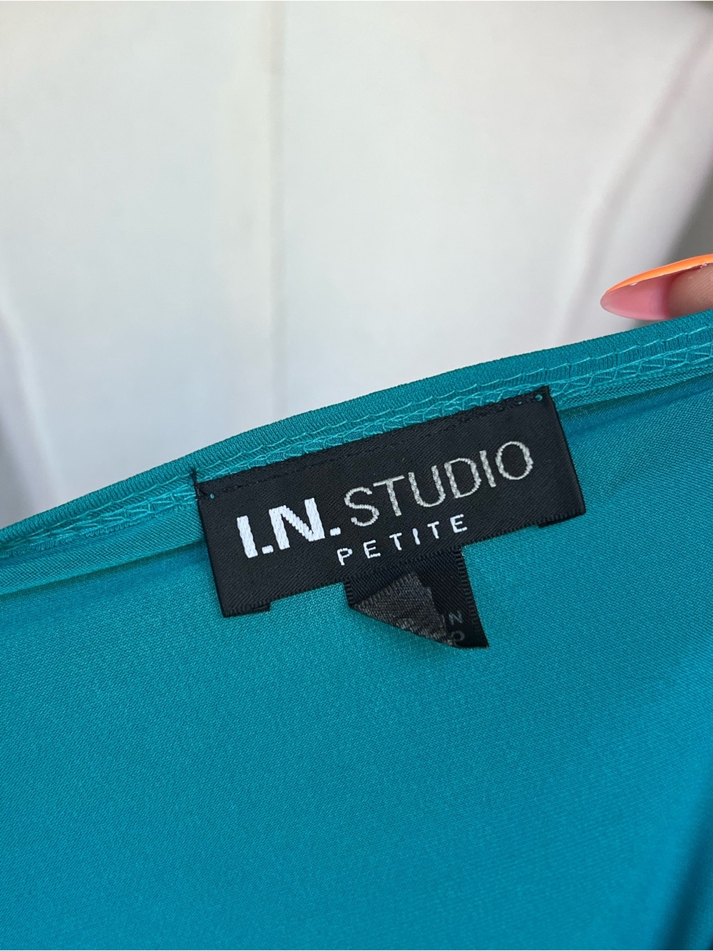 Y2K I.N. Studio Turquoise Ruched Shell Medallion Top - Picture 4 of 5